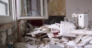 Демонтаж хрущевки в Ивантеевке - удаление старых полов и стен по выгодной цене от 1794 рублей.
